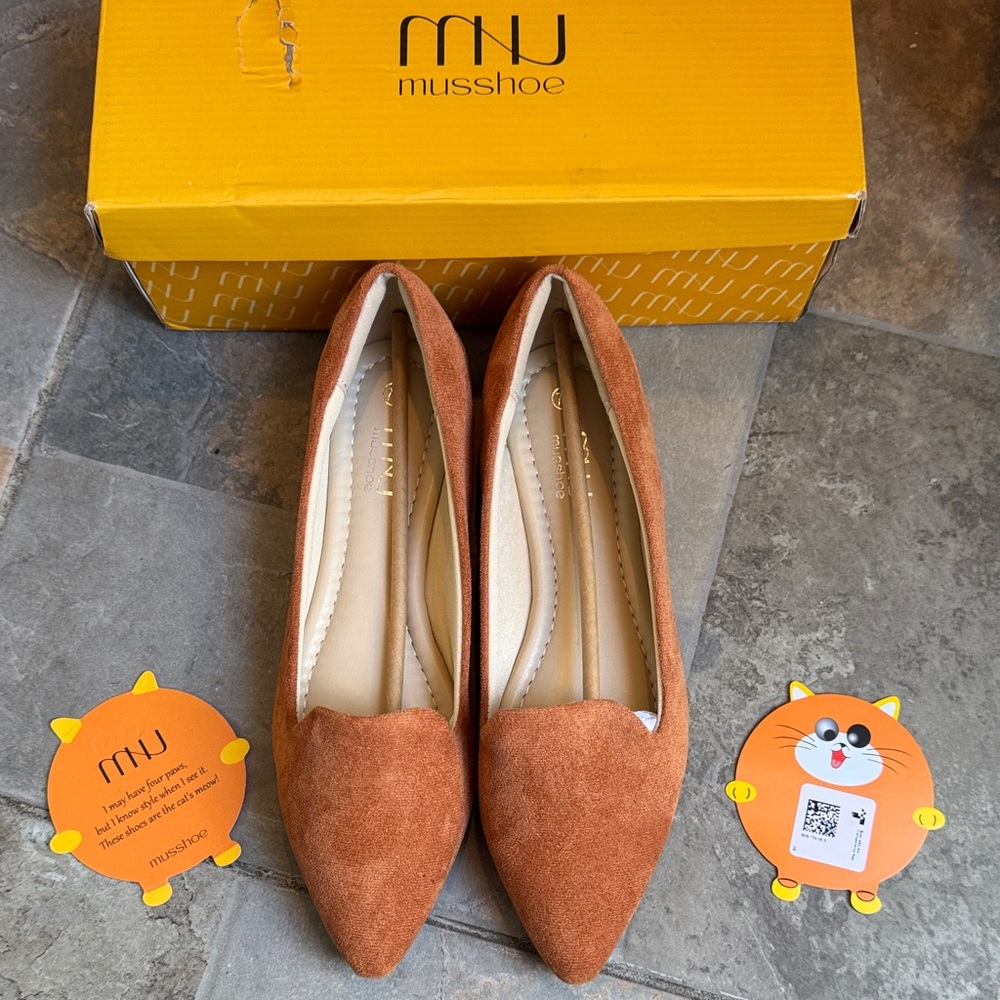 musshoe Women's Pointed Suede Flats in Rust